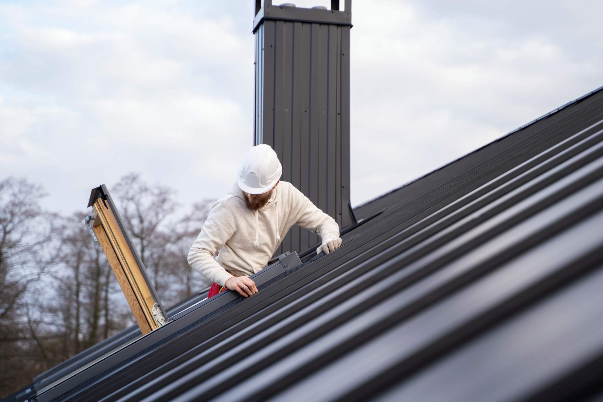 medium-shot-man-working-roof (1) (1)